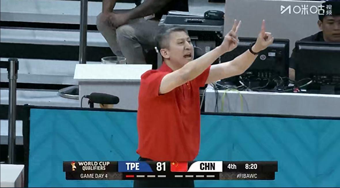 乐鱼leyu-谁注意到，赛后一官员在中国队更衣室哭得像小孩，郭导抱着他安抚