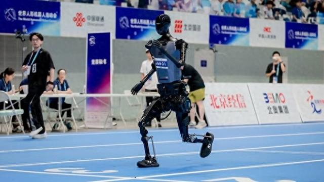 乐鱼leyu直播官方-机器人百米跑进10秒大关，意味着什么？|马拉松|宇树科技|Unitree R1|王兴兴|人类_新浪新闻