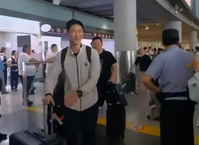 乐鱼leyu公司-国乒落地北京全队洋溢笑容！梁靖崑两儿子接机 王楚钦仍一脸疲惫|梁靖昆|王励勤|男团|决赛|女团_新浪体育_新浪新闻